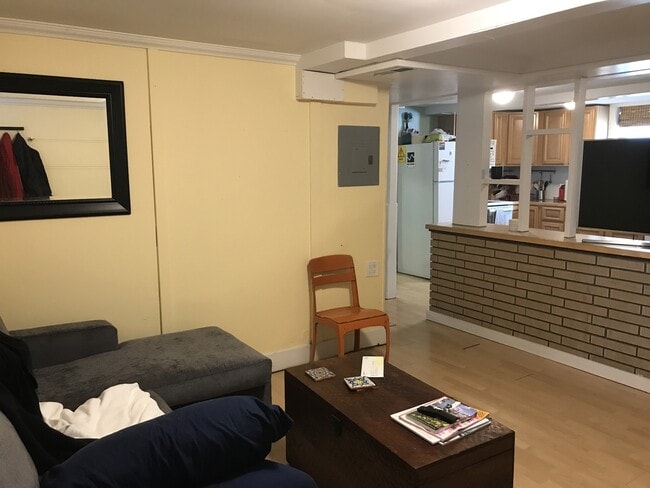 Building Photo - Charming Two Bedroom Garden Level Apartment