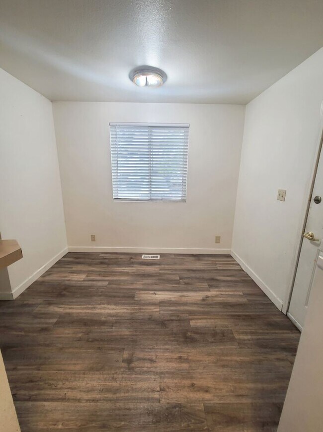 Building Photo - Charming 2 bedroom 1 bath townhome available!