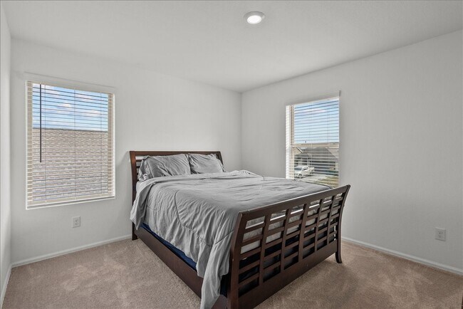 Building Photo - 512 Maple Bnd Ln