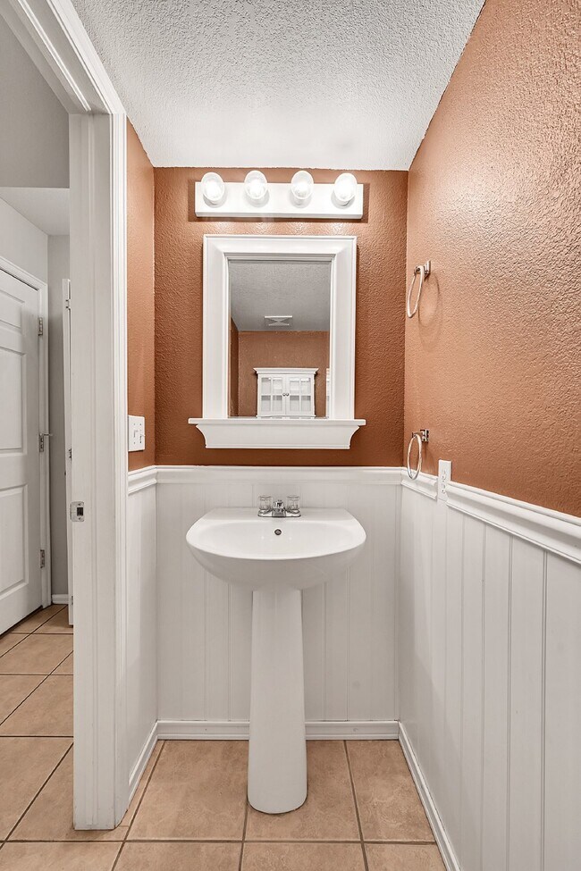 Building Photo - $2,295.00 4 bed, 2.5 bath in Colorado Springs with In Unit Laundry!