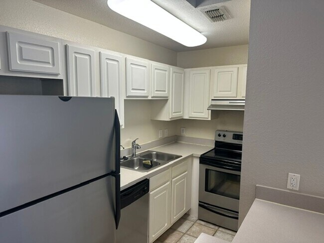 Building Photo - 13700 Richmond Park Dr N
