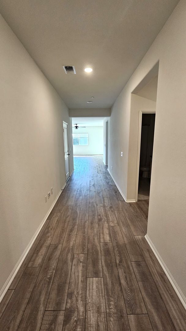 Building Photo - Modern 4 Bedroom Home in City in the Hills