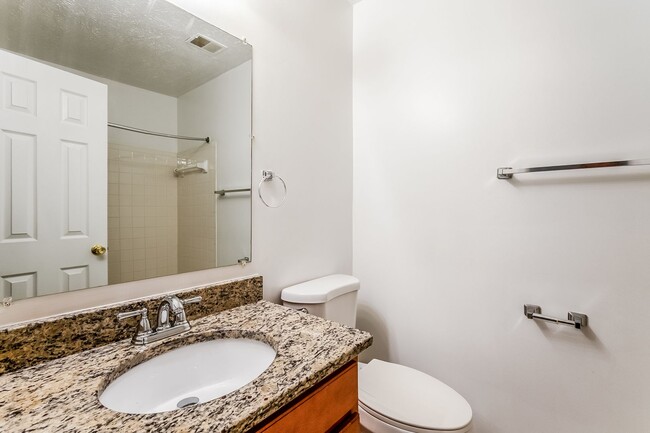 Building Photo - Spacious Townhome with 2 assigned parking spots