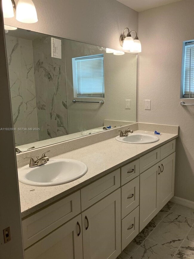 Building Photo - 434 Poinsettia Ave