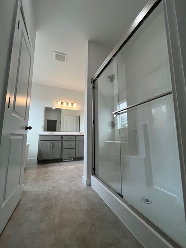 Building Photo - 3 Bedroom 2 Bath Silverton OR