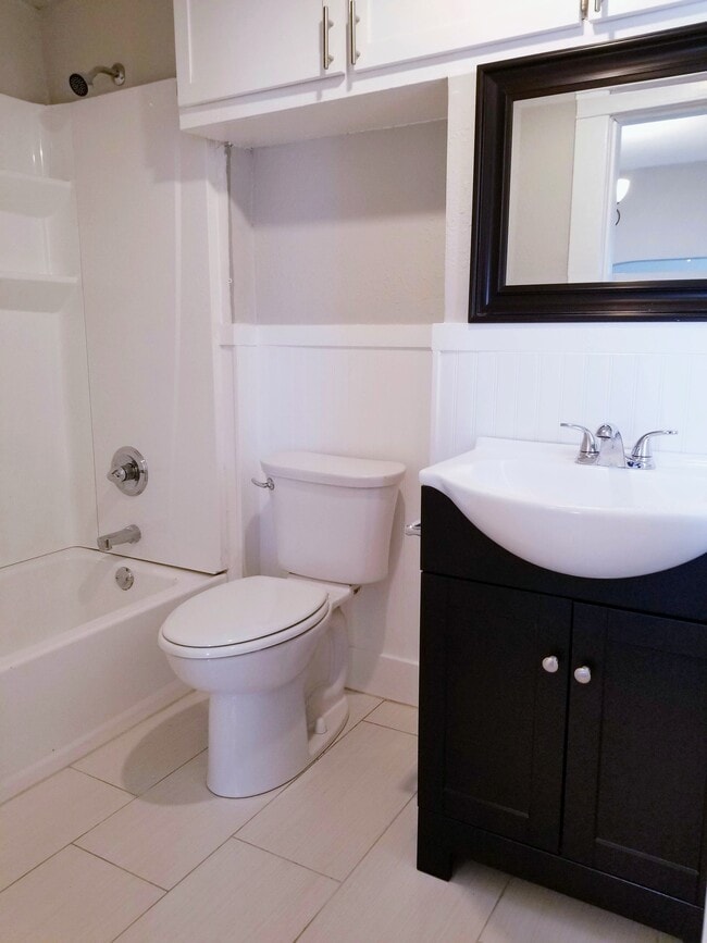 Building Photo - 1052 12th St NE