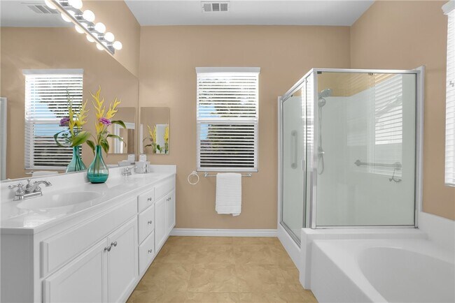 Building Photo - 515 Omar St