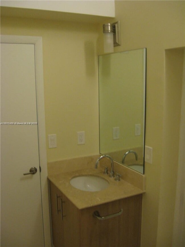 Building Photo - 310 SW 34th Ave