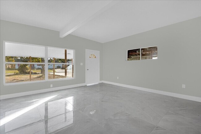 Building Photo - Fantastic 3 Bed / 2 bath Home - Section Ei...