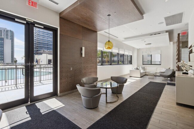 Building Photo - 999 SW 1st Ave