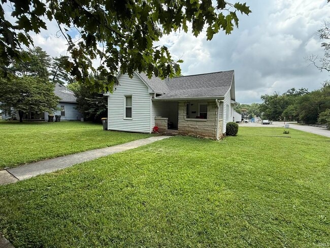 Building Photo - 1102 N Woodburn Ave