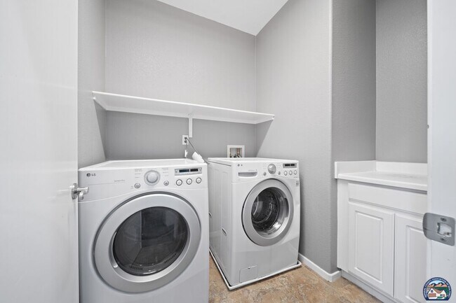 Building Photo - 315 Breezy Pl