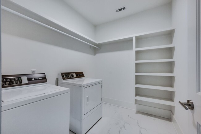 Building Photo - Lovely 3BE/3modern farmhouse is a sheer de...