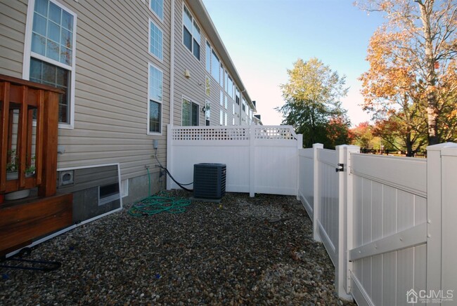 Building Photo - 2319 Berkshire Ln