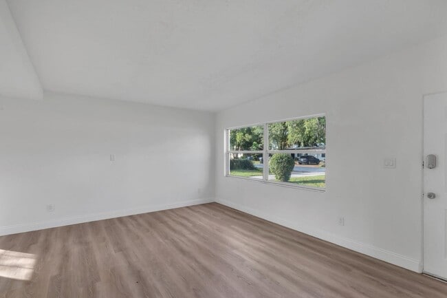 Building Photo - 833 Pinedale Ave