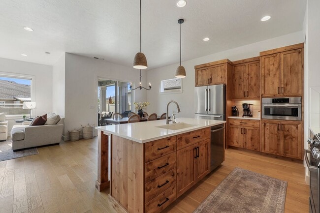 Building Photo - Beautiful 4 bed 2.5 bath home