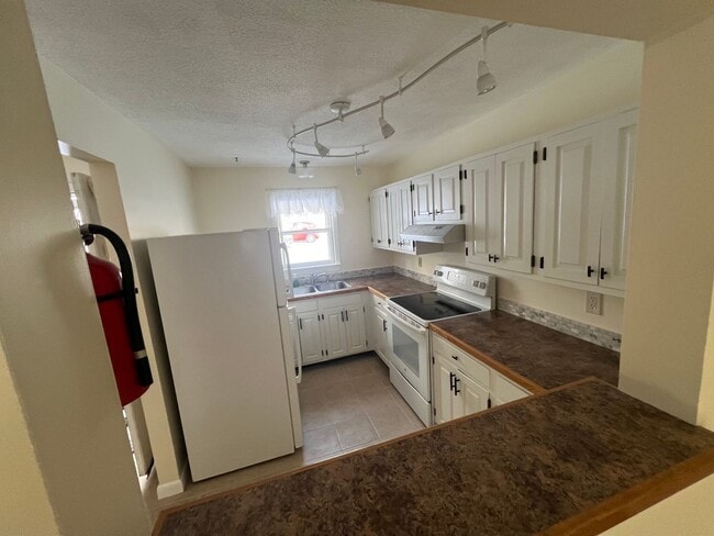Building Photo - 2 Bedrooms Close to Dartmouth (CURRENTLY U...