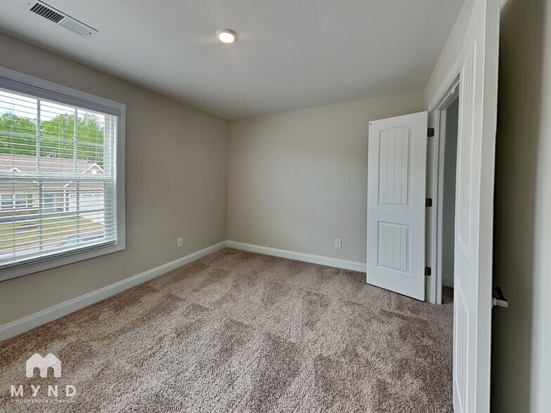Building Photo - 460 Access Dr