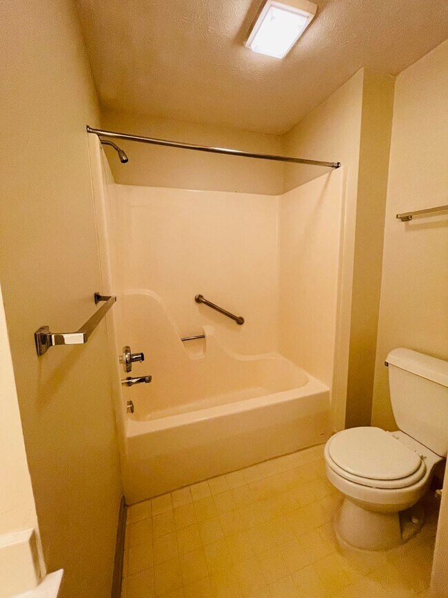 Building Photo - Townhouse for Rent on Emerald Drive