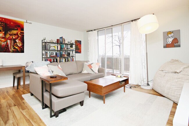 Building Photo - Furnished 1800 JPA Apartment Near UVA