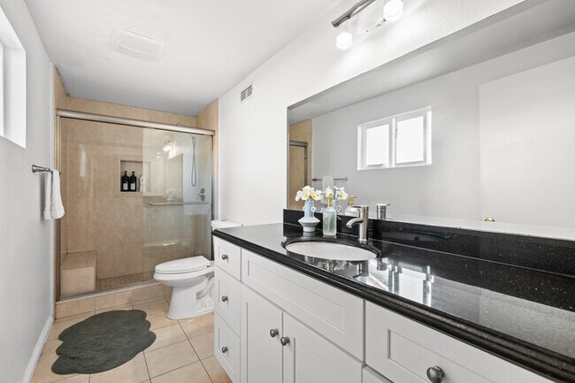 Building Photo - 1250 Stratford Ln