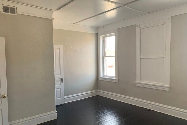 Building Photo - 2922 Mt Pleasant St