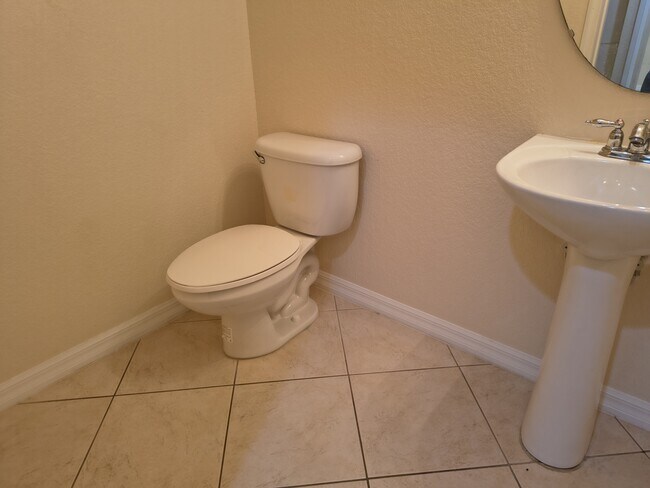 Building Photo - 1307 Clove Dr