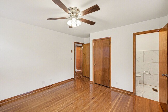 Building Photo - 3 Bedroom w/Den, 2.5 Bath-