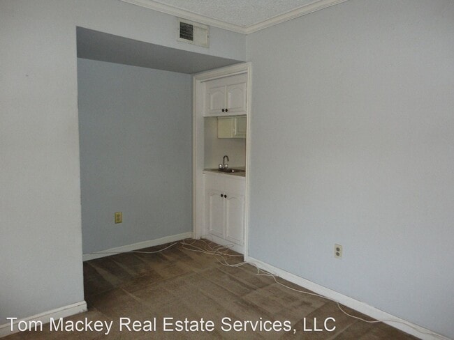 Building Photo - 2 br, 1.5 bath House - 402 LONGWOOD COURT #B