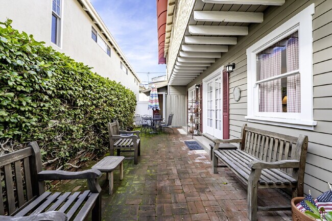 Building Photo - "Charming 4-Bedroom Classic Cottage & Cozy Fireplace in heart of Balboa