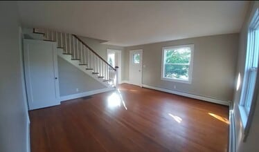 Building Photo - 3 bedroom 2 bath prime location!