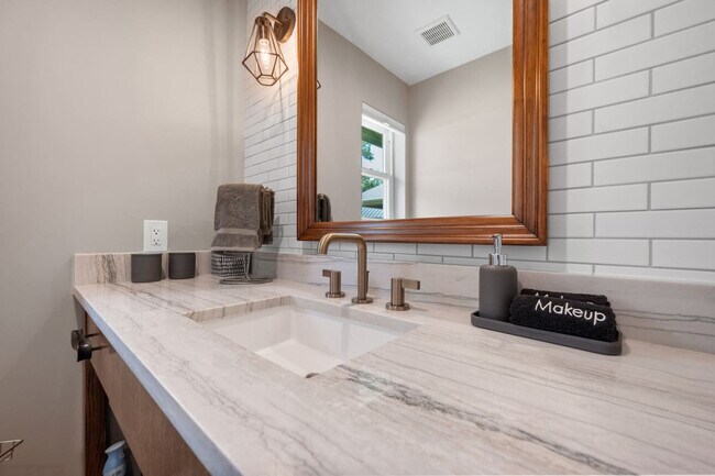 Building Photo - 1012 Chestnut Dr