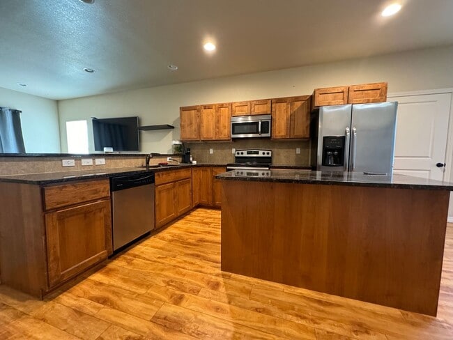 Building Photo - Beautiful 4 Bed 3 1/2 Bath home in Ridgen Farm.