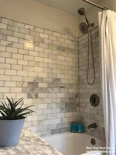 Building Photo - 445 Main St