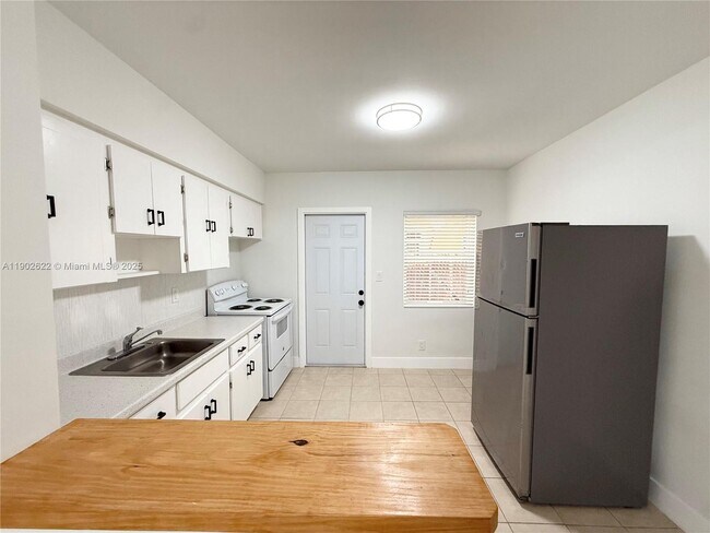 Building Photo - 2213 Madison St