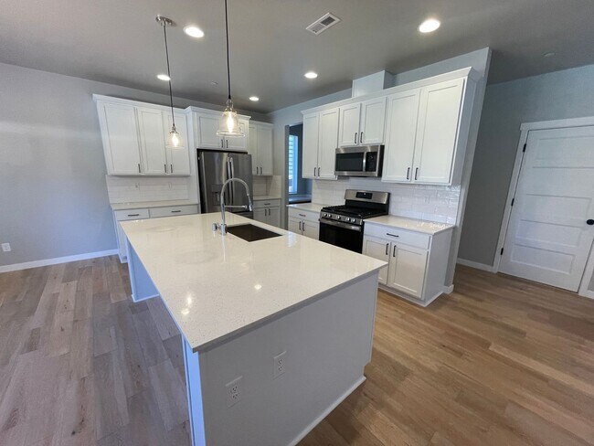 Building Photo - Like New 2022 Built 5 bedroom home