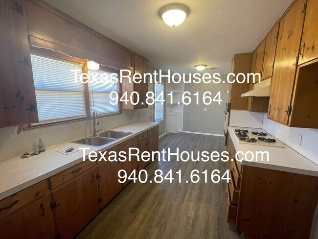 Building Photo - Adorable Home in the heart of Burkburnett!