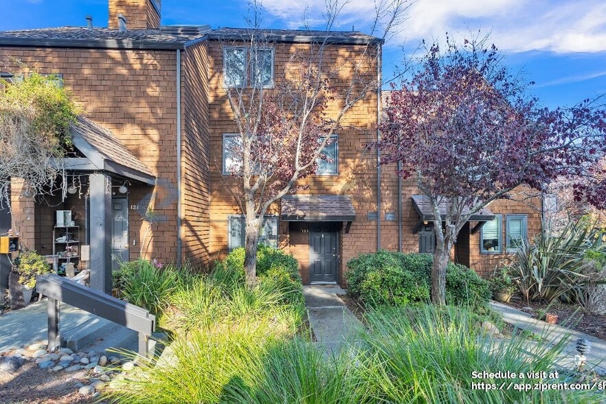 Building Photo - 123 Buckelew St