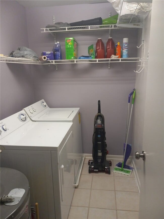 Building Photo - 220 Elm St