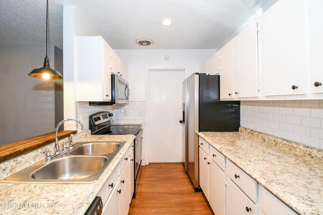 Building Photo - 868 Filmore Ln