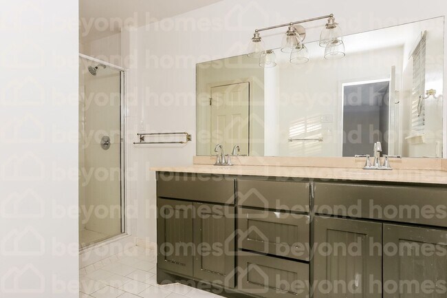 Building Photo - Updated 4 Bed Home in Reservoir with Moder...