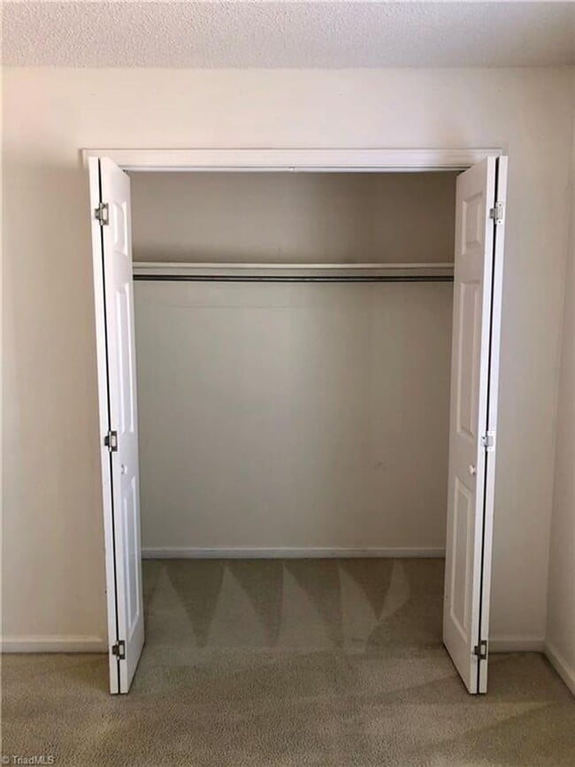Building Photo - Coming soon ! 2 BED/ 1 BATH