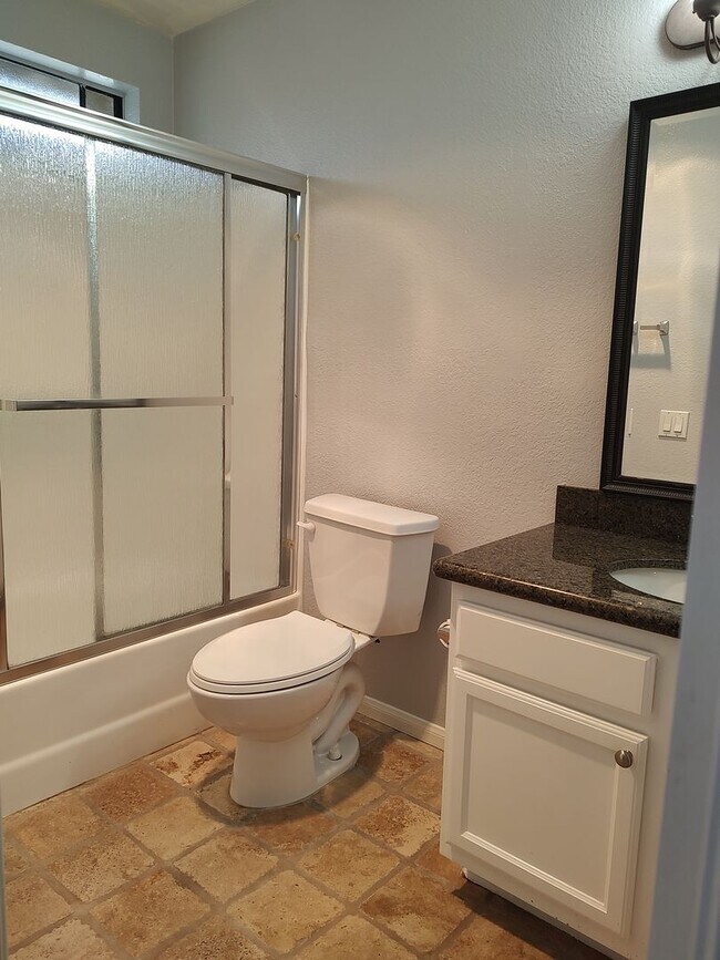 Building Photo - Beautiful 2 Bedroom Condo in Del Mar Villas