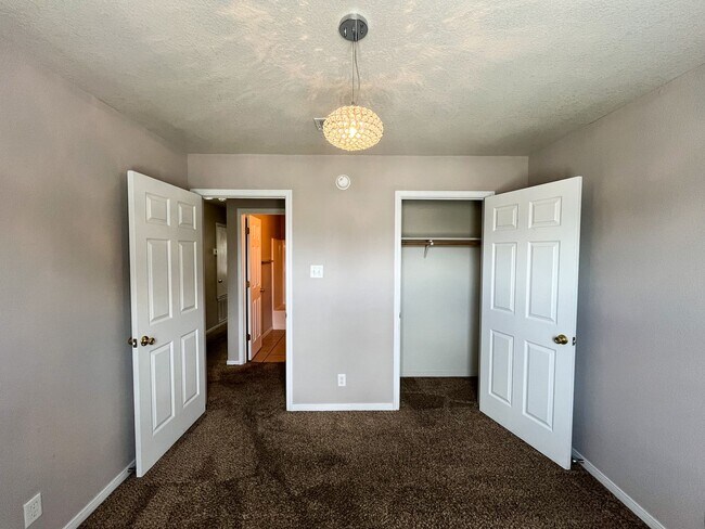 Building Photo - Available NOW  This home is centrally loca...