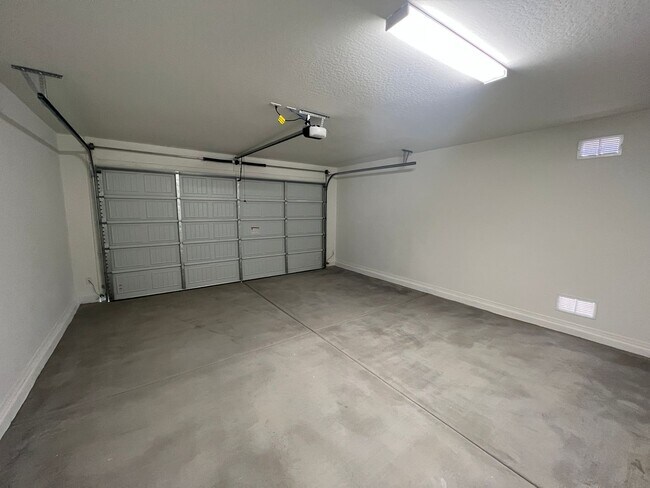 Building Photo - Gorgeous Newer Build 4 Bed/3 Bath in Rancho Cabrillo