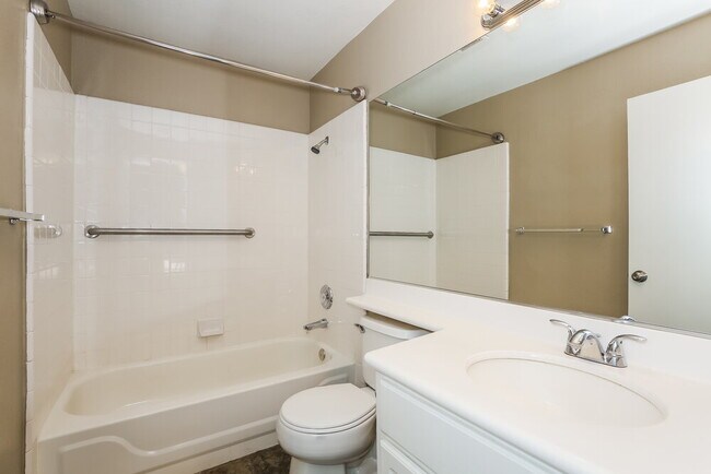 Building Photo - 3636 Beacon Point St