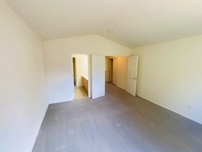 Building Photo - Charming and Spacious Home
