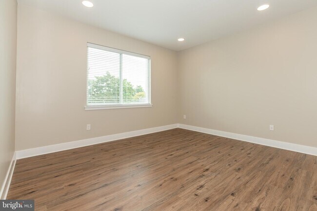 Building Photo - 2220-28 Master St