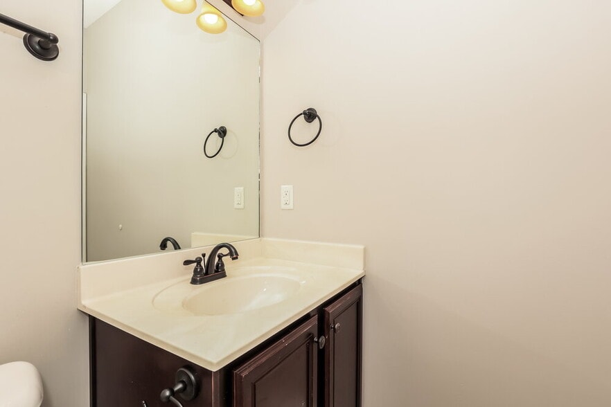 Building Photo - 1802 Walking Dr