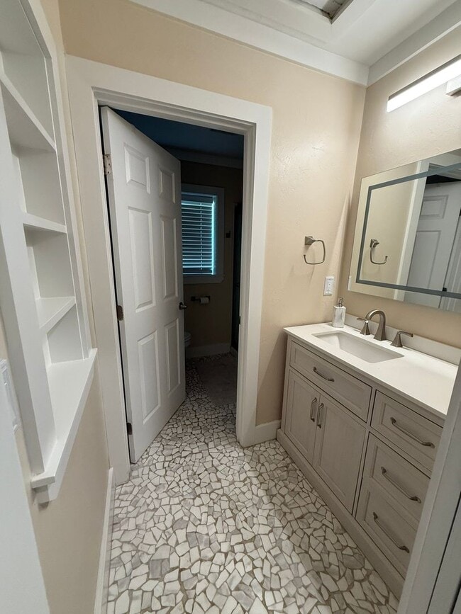 Building Photo - 4 bedroom 1 bath house with a large fenced...